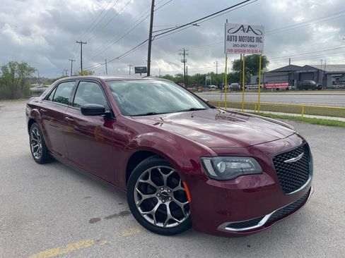 Used 2018 Chrysler 300 Touring w/ Sport Appearance Package image 5