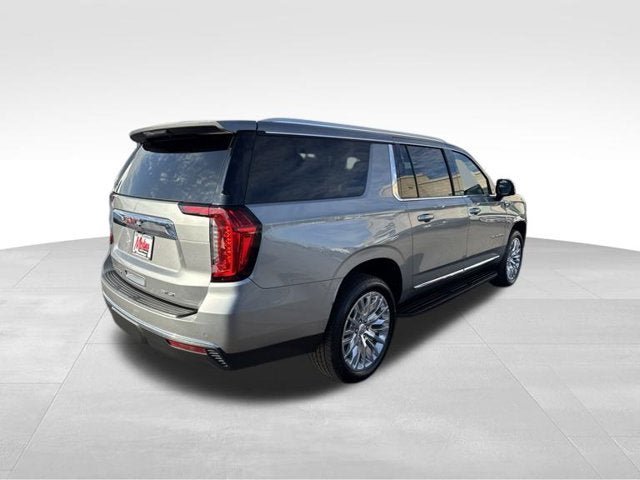 Used 2023 GMC Yukon XL SLT w/ SLT Premium Package AWD/4WD image 4