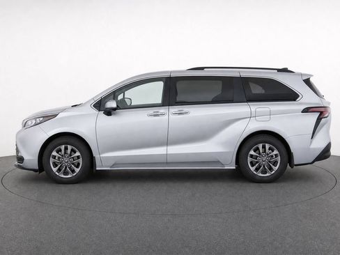 Used 2024 Toyota Sienna LE FWD image 8