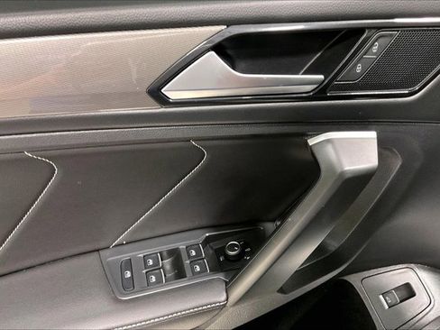Used 2024 Volkswagen Tiguan SE w/ Panoramic Sunroof Package FWD image 40