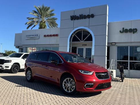 New 2026 Chrysler Pacifica Limited FWD image 1