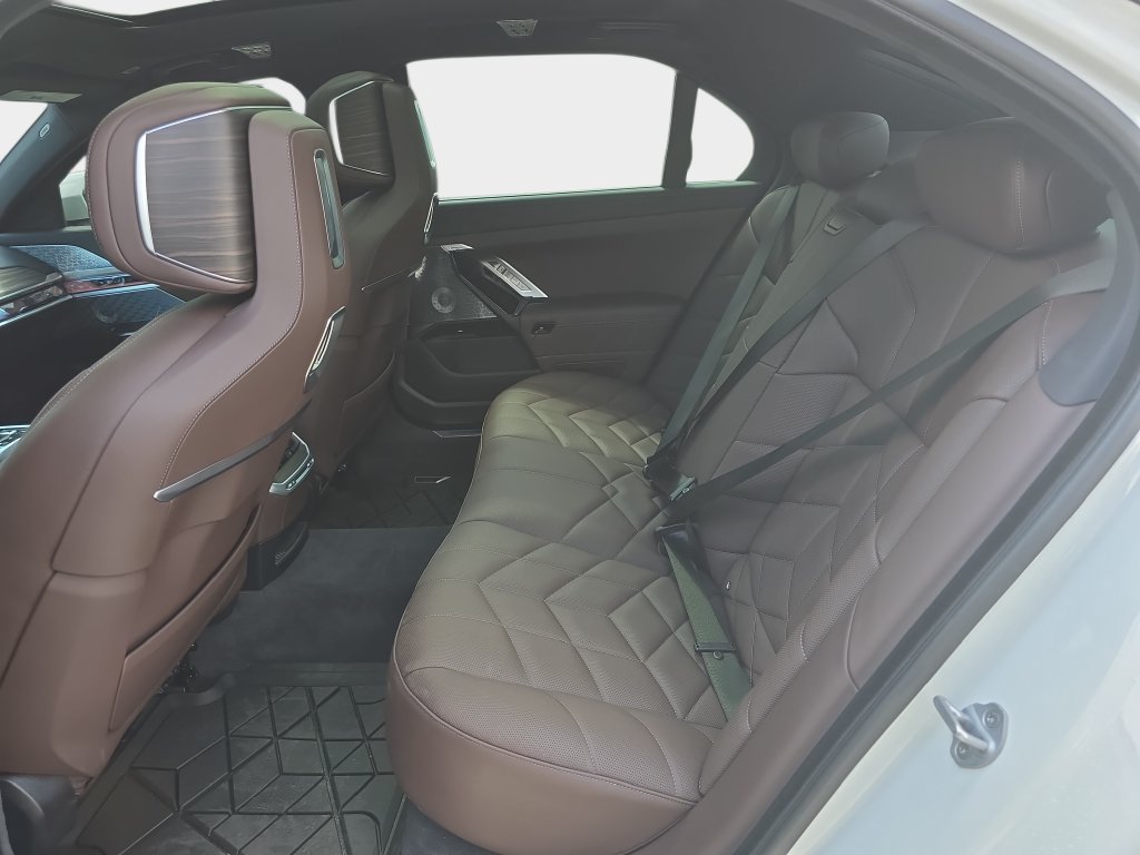 Used 2026 BMW 760i xDrive w/ Executive Package AWD/4WD image 21