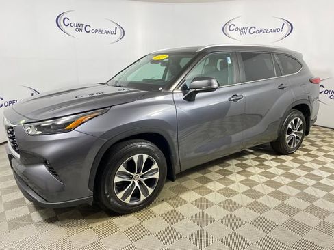 Used 2023 Toyota Highlander XLE AWD/4WD image 3