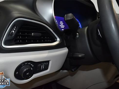 Certified 2024 Chrysler Pacifica Touring-L FWD image 13