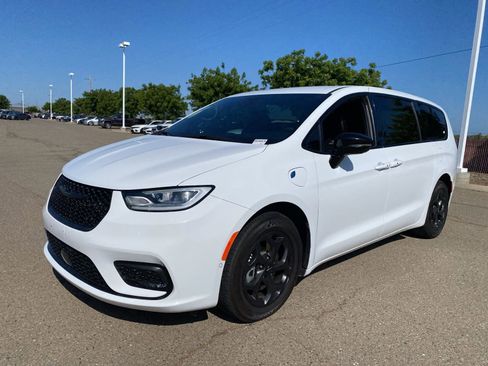 Used 2024 Chrysler Pacifica Limited FWD image 1