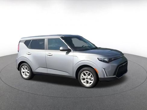 Used 2025 Kia Soul LX w/ LX Technology Package FWD image 2