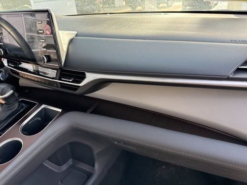 Used 2024 Toyota Sienna XLE image 34