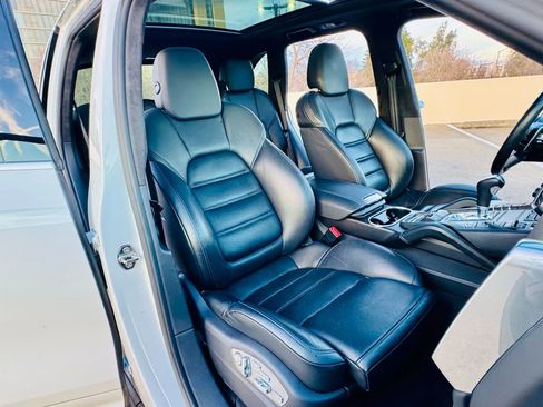 Used 2015 Porsche Cayenne Turbo image 23