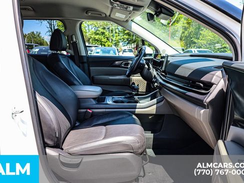 Used 2025 Kia Carnival FWD image 22