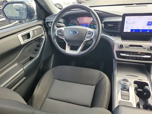 Used 2022 Ford Explorer XLT image 9
