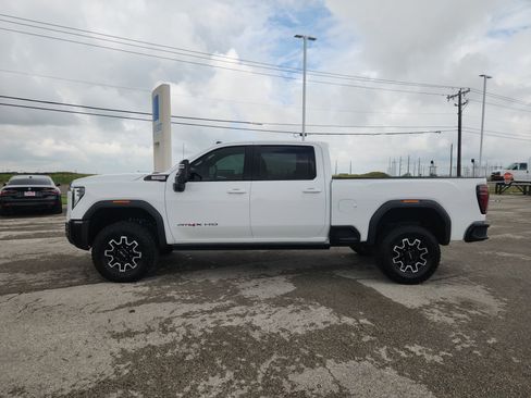 Used 2025 GMC Sierra 2500 AT4X AWD/4WD image 4