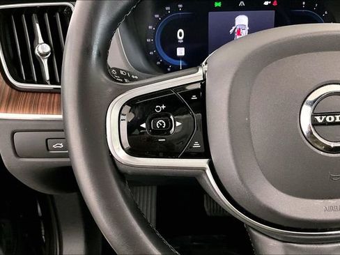 Used 2023 Volvo XC60 B5 Plus image 18