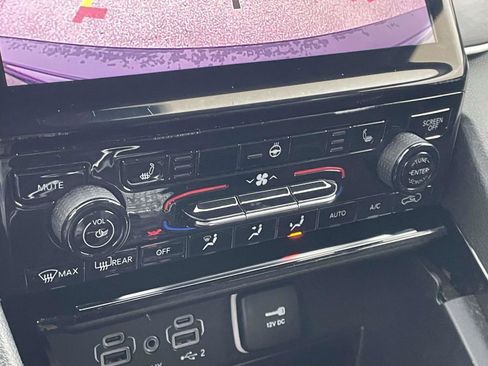 Used 2023 Jeep Grand Cherokee Limited w/ Black Appearance Package image 18