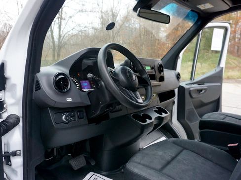 Used 2019 Freightliner Sprinter 170 image 14