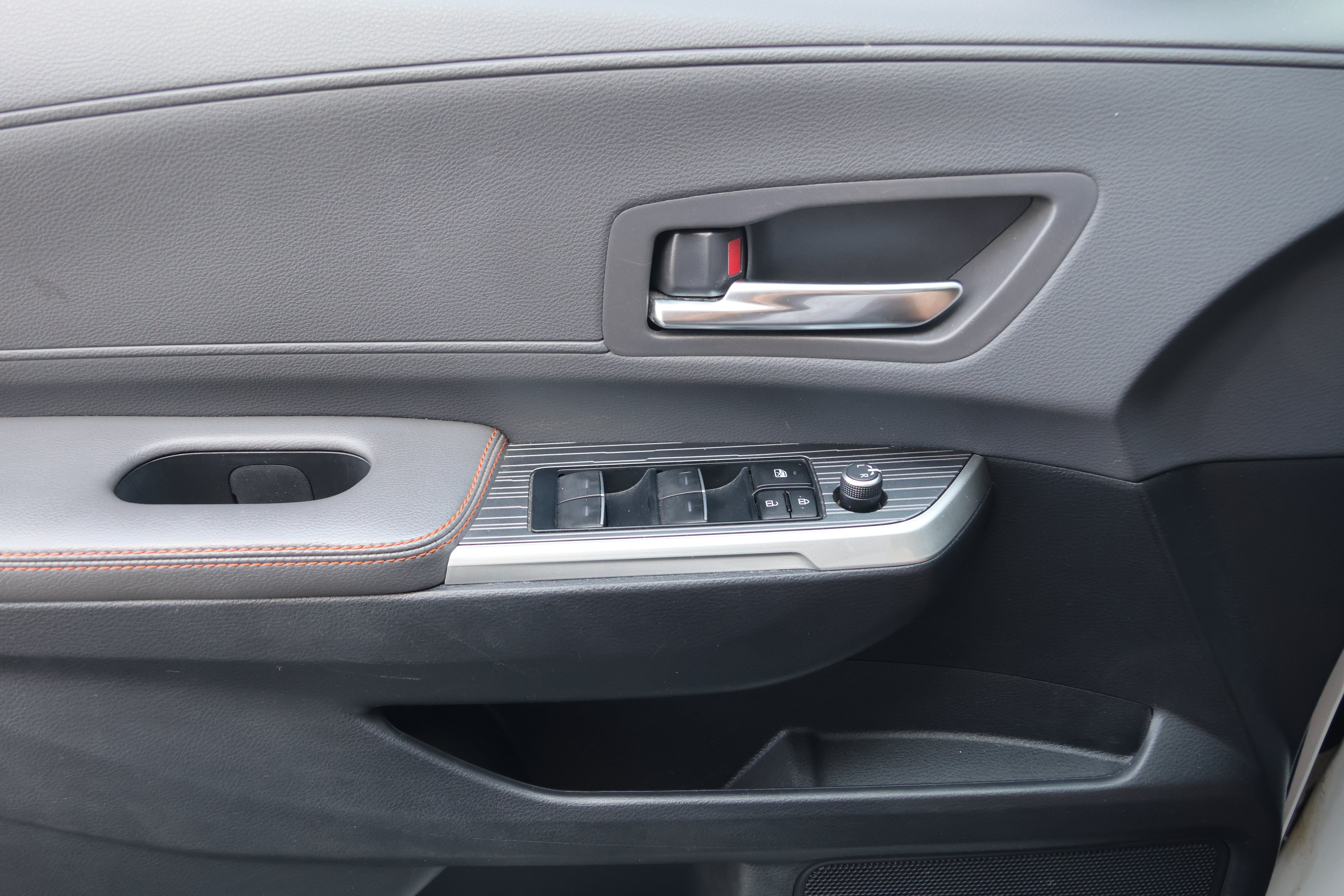 Used 2023 Toyota Sienna XSE w/ XSE Plus Package FWD image 12