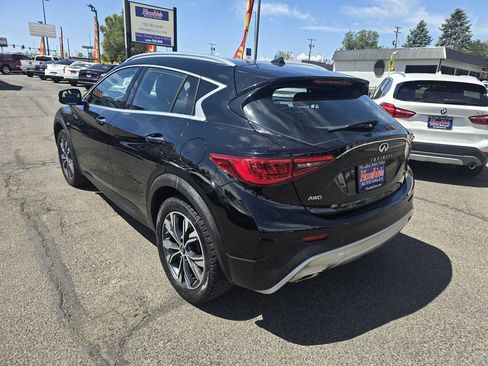 Used 2018 INFINITI QX30 Premium w/ Navigation Package AWD/4WD image 12
