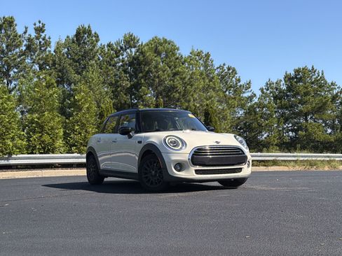 Used 2021 MINI Cooper 4-Door Hardtop w/ 6.5" Touchscreen Package FWD image 2