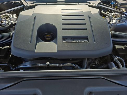 Certified 2025 Land Rover Discovery Metropolitan Edition image 33