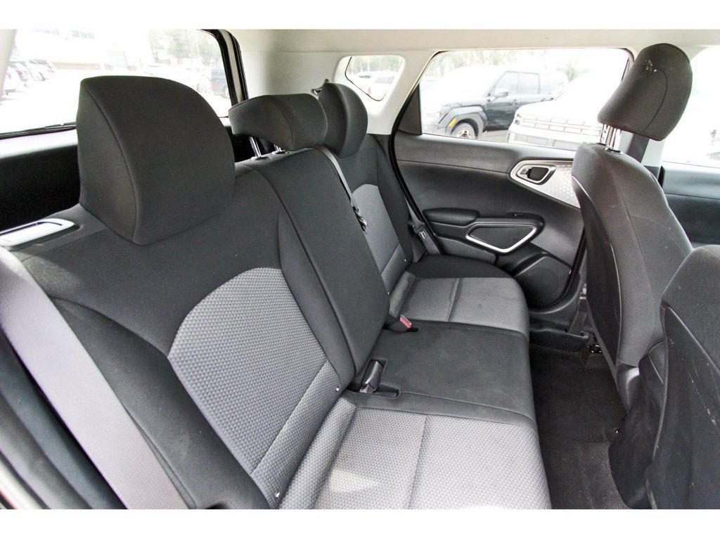 Used 2025 Kia Soul LX w/ LX Technology Package FWD image 14