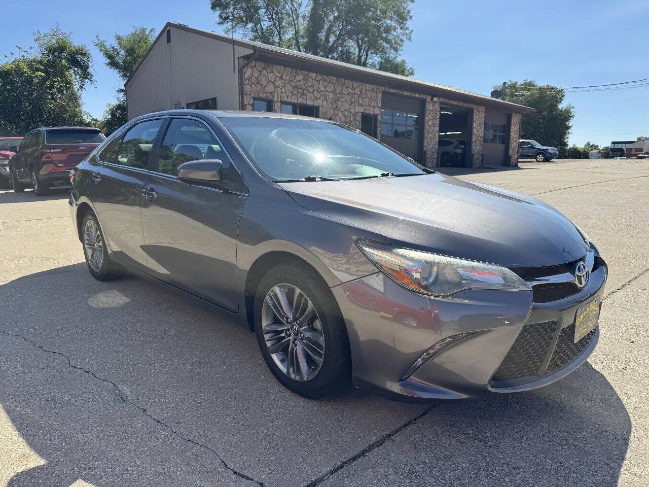 Used 2017 Toyota Camry SE FWD image 2
