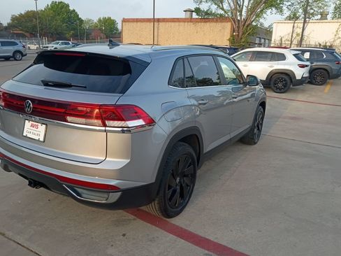 Used 2025 Volkswagen Atlas Cross Sport SE image 10