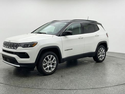 Used 2025 Jeep Compass Limited image 3