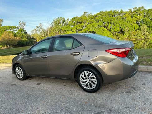 Used 2018 Toyota Corolla LE image 3