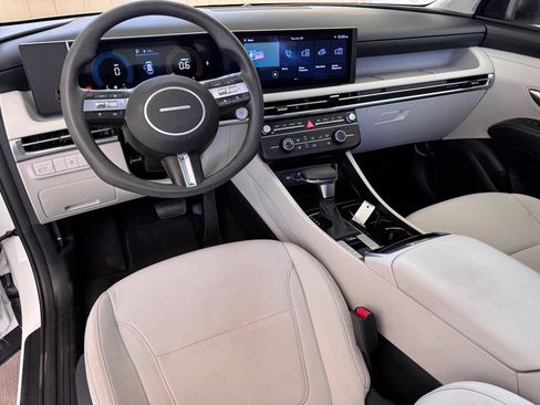 Certified 2025 Hyundai Tucson SE FWD image 2