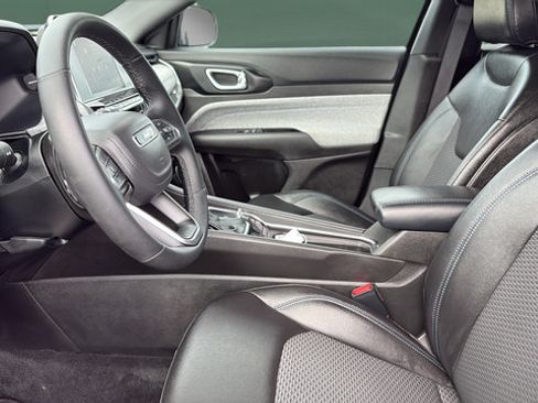 Used 2025 Jeep Compass Latitude AWD/4WD image 17