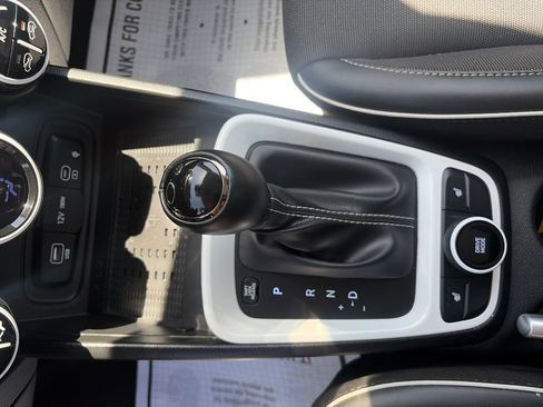 Used 2025 Hyundai Venue Limited FWD image 24