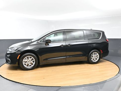 Used 2025 Chrysler Pacifica Select FWD image 5