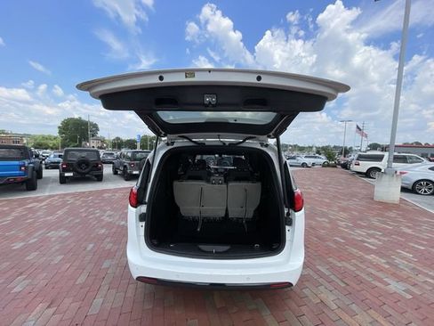 Used 2018 Chrysler Pacifica Touring Plus w/ S Appearance Package FWD image 31