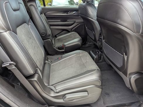 Used 2025 Jeep Grand Cherokee L Laredo image 13