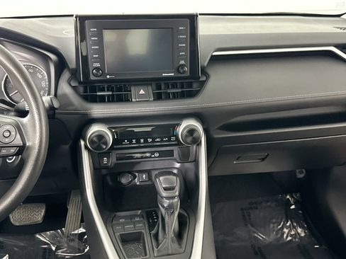 Used 2021 Toyota RAV4 LE FWD image 18