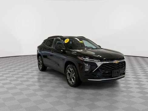 Certified 2025 Chevrolet Trax LT w/ LT Convenience Package image 2