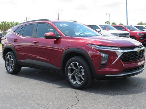 Used 2025 Chevrolet Trax LT w/ Driver Confidence Package FWD image 3
