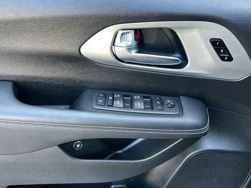 Used 2024 Chrysler Pacifica Premium FWD image 10
