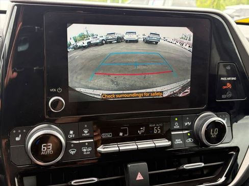 Used 2023 Toyota Highlander XLE FWD image 14