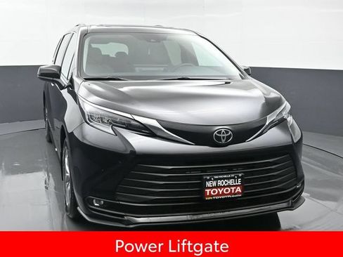 Used 2026 Toyota Sienna XLE AWD/4WD image 10