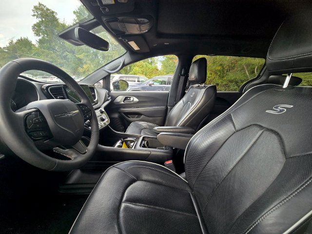 Used 2025 Chrysler Pacifica Limited FWD image 14