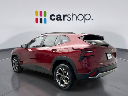 Used 2025 Chevrolet Trax LT FWD image 3