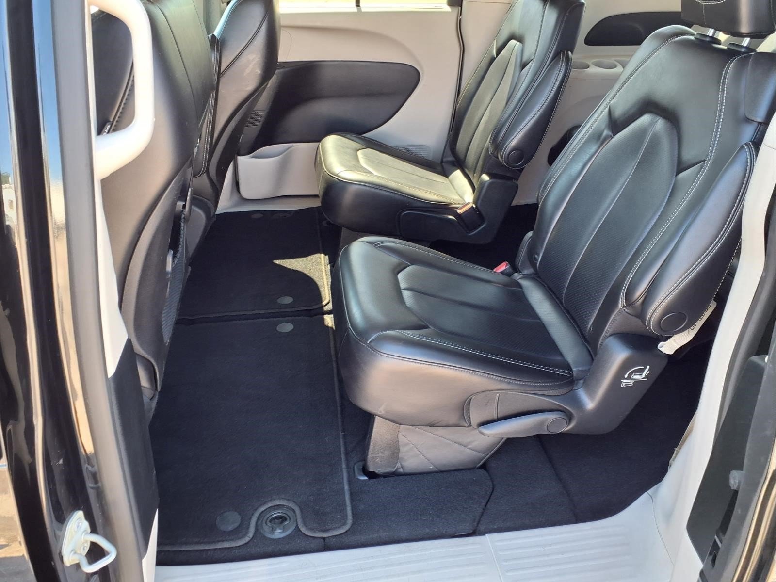 Used 2023 Chrysler Pacifica Touring-L FWD image 24