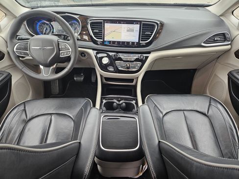 Used 2024 Chrysler Pacifica Limited image 16