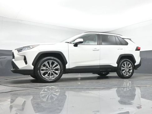 Used 2020 Toyota RAV4 XLE Premium FWD image 32