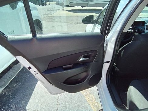 Used 2016 Chevrolet Cruze LT w/ Technology Package FWD image 11