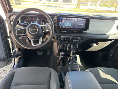 Used 2025 Jeep Wrangler Sahara w/ Safety Group image 15