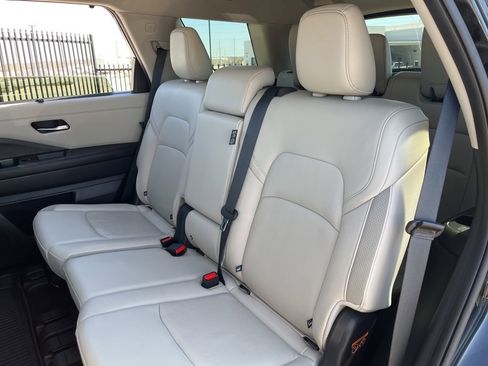 Used 2024 Nissan Pathfinder SL w/ Black Appearance Package image 26