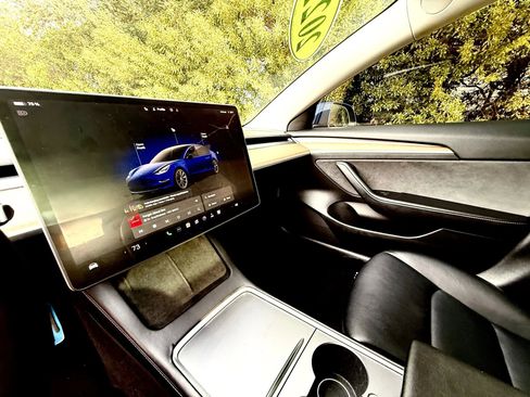 Used 2022 Tesla Model 3 Standard Range image 4