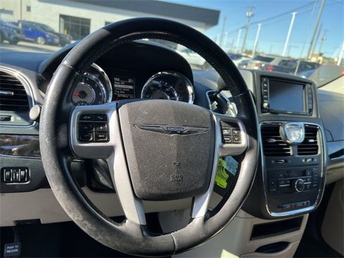 Used 2014 Chrysler Town & Country Touring image 12