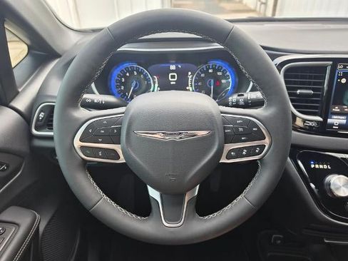 Used 2026 Chrysler Pacifica Select FWD image 14